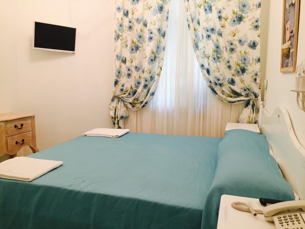 Hotel La Scogliera Bordighera Habitación foto